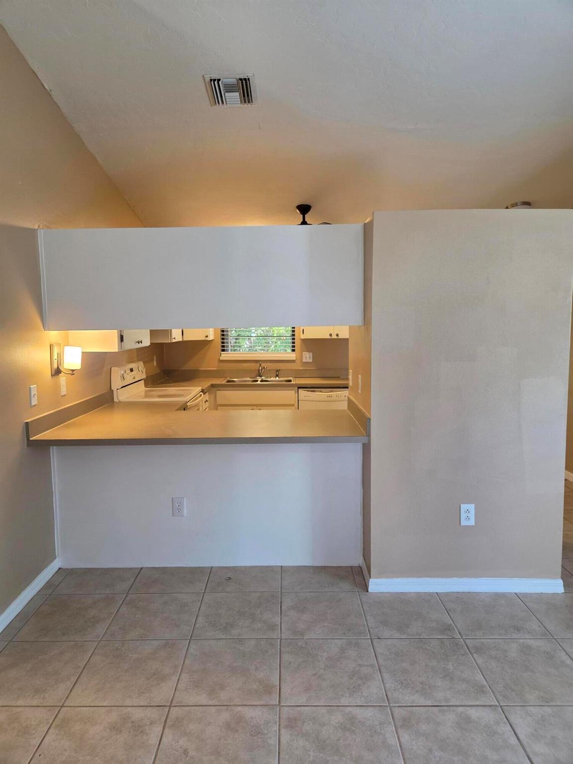 VILLAS OF VERO BEACH - Residential Lease