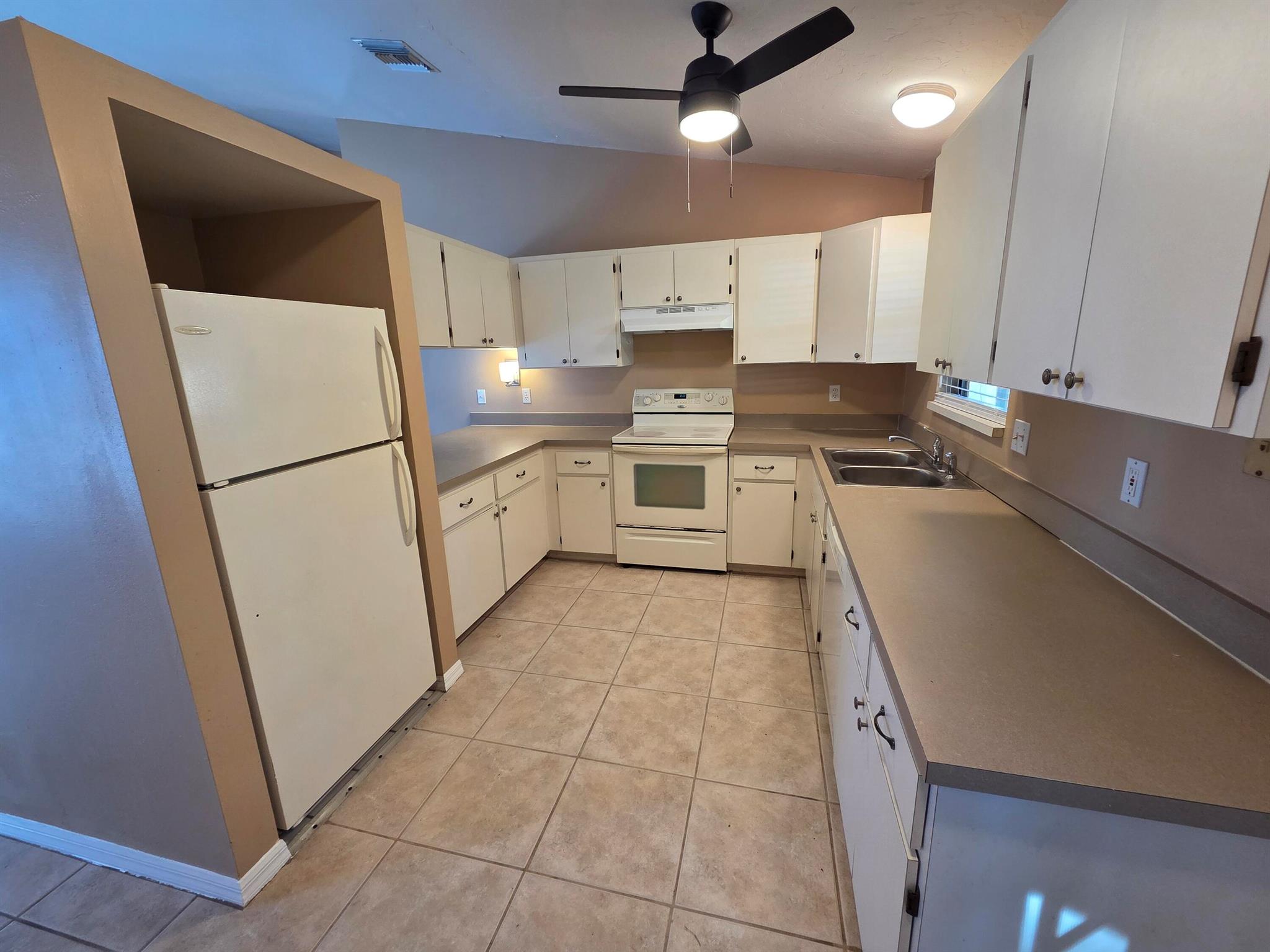 VILLAS OF VERO BEACH - Residential Lease