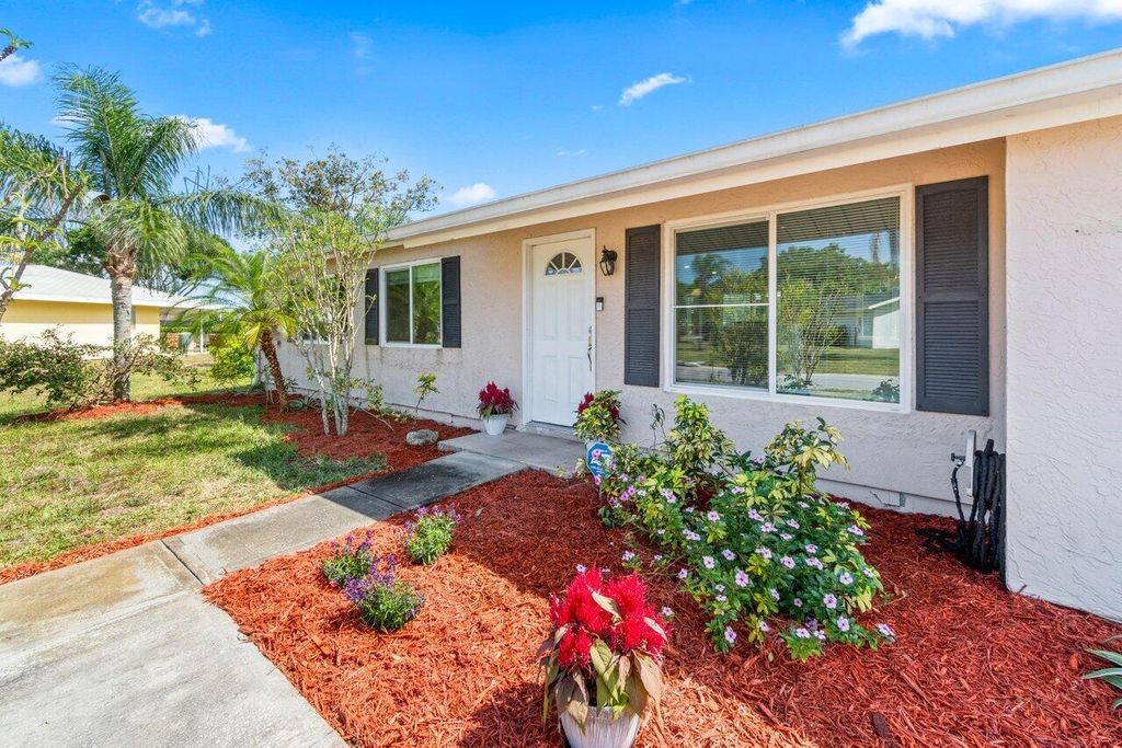 Photo of 1961 SE Redwing Circle SW, Port Saint Lucie, FL 34952 (MLS # R10978340)