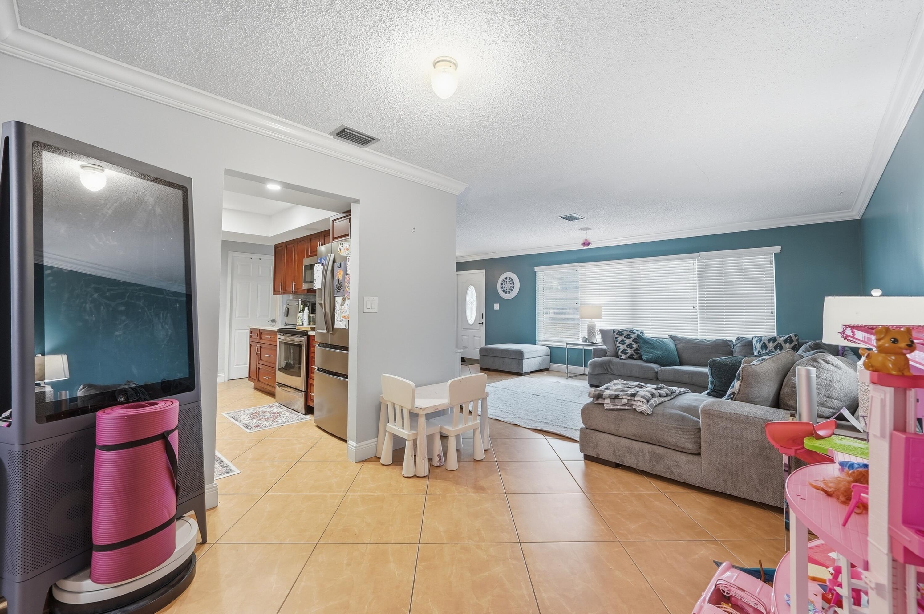 LAUDERDALE LAKES EAST GATE - Residential