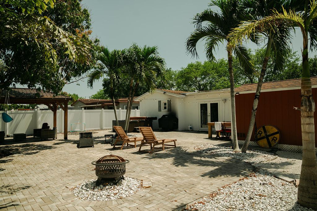 Photo of 4815 Johnson Street, Hollywood, FL 33021 (MLS # B26023407)