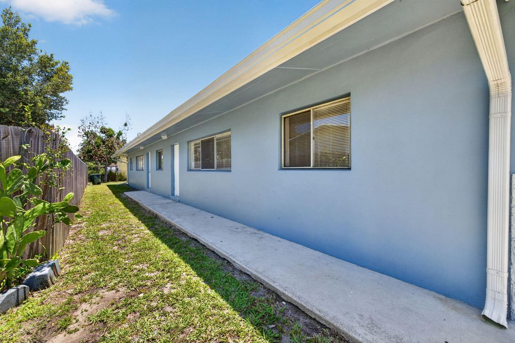 Photo of 812 N 24th Street, Fort Pierce, FL 34950 (MLS # B26032316)