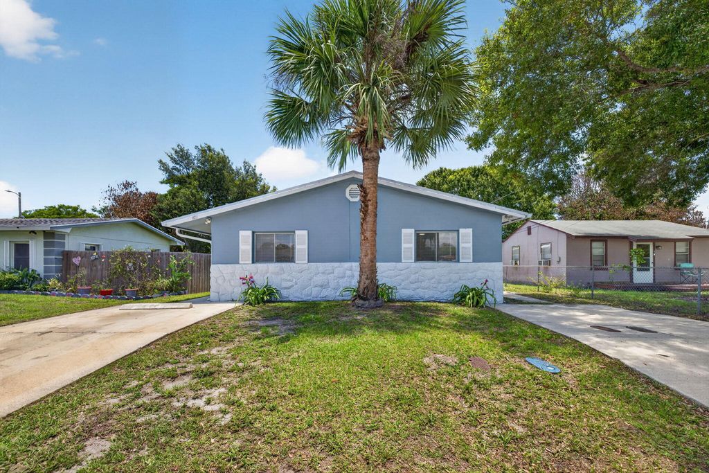 Photo of 812 N 24th Street, Fort Pierce, FL 34950 (MLS # B26032316)