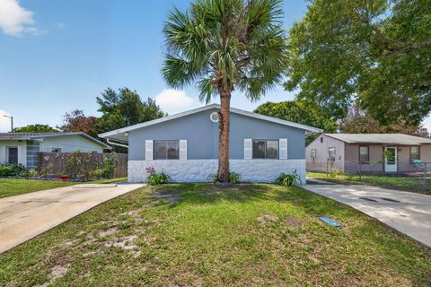 Photo of 812 N 24th Street, Fort Pierce, FL 34950 (MLS # B26032316)
