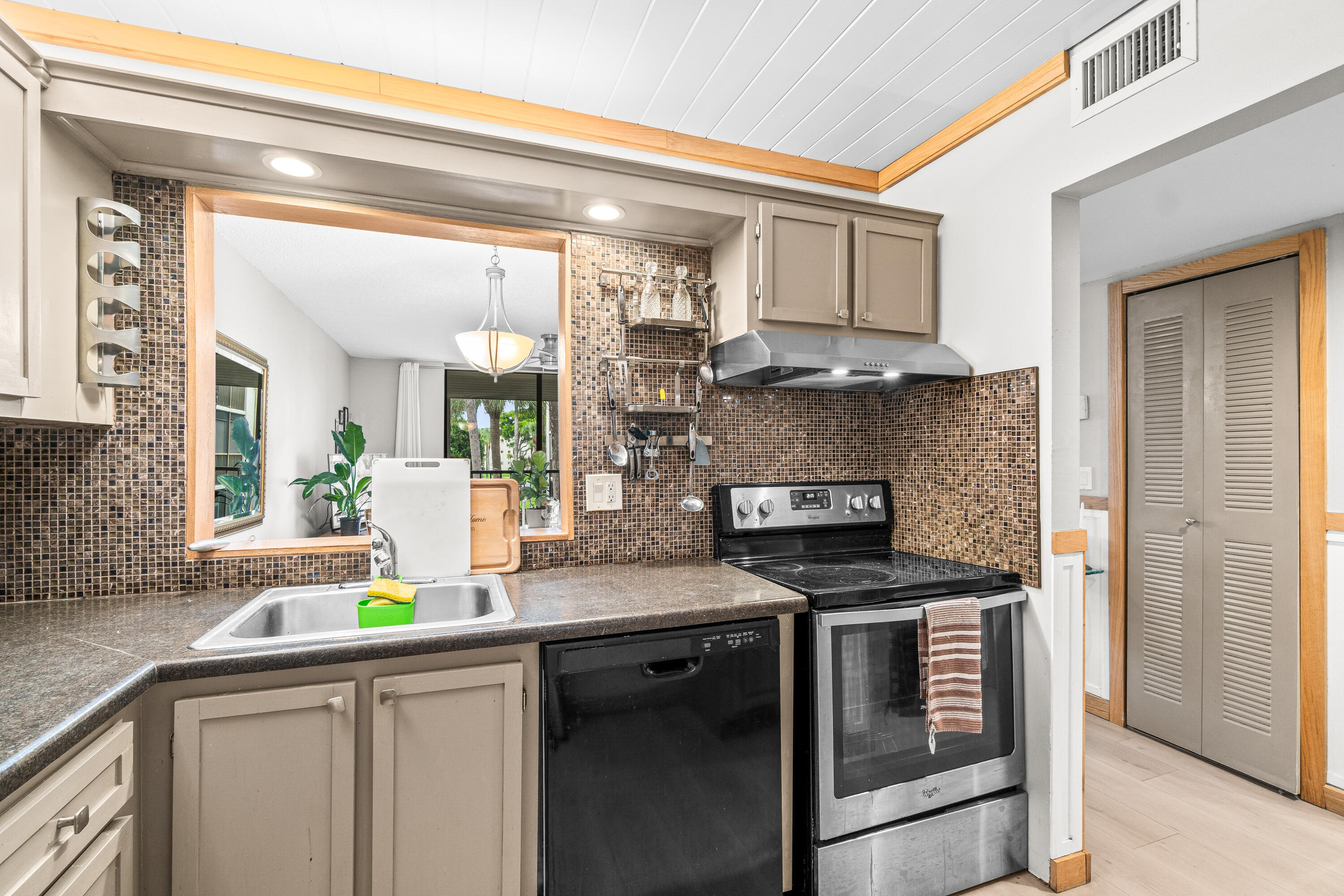 CYPRESS CONDO - Residential