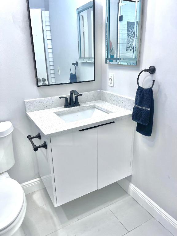 ALEXANDRA VILLAGE A -K COND DECLS FILED 1-9-90 IN - Residential Lease