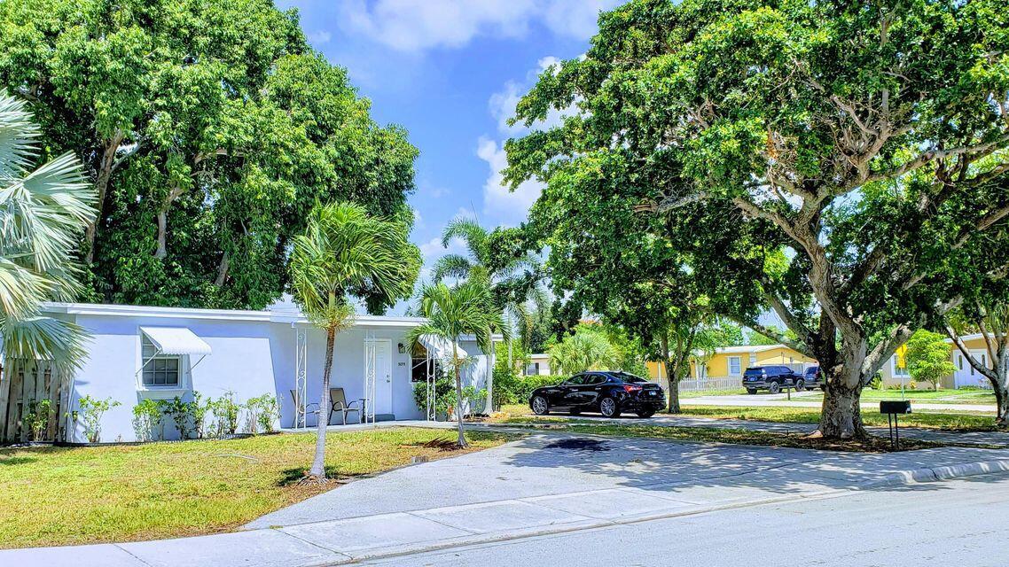 Cozy 3bd/1bth single family home with a huge backyard. No hoa. Needs TLC
