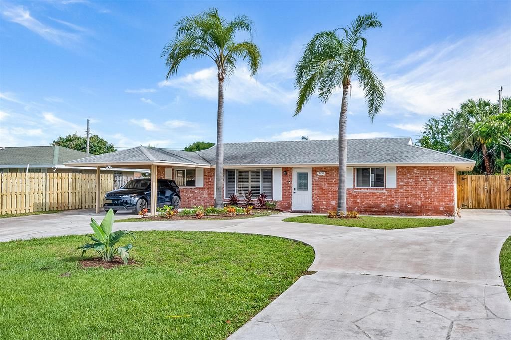 Photo of 4295 Crestdale Street, Palm Beach Gardens, FL 33410 (MLS # R10880330)