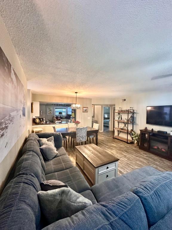 PARK SQUARE CONDO (AKA COUNTRY MEADOWS CONDO) - Residential