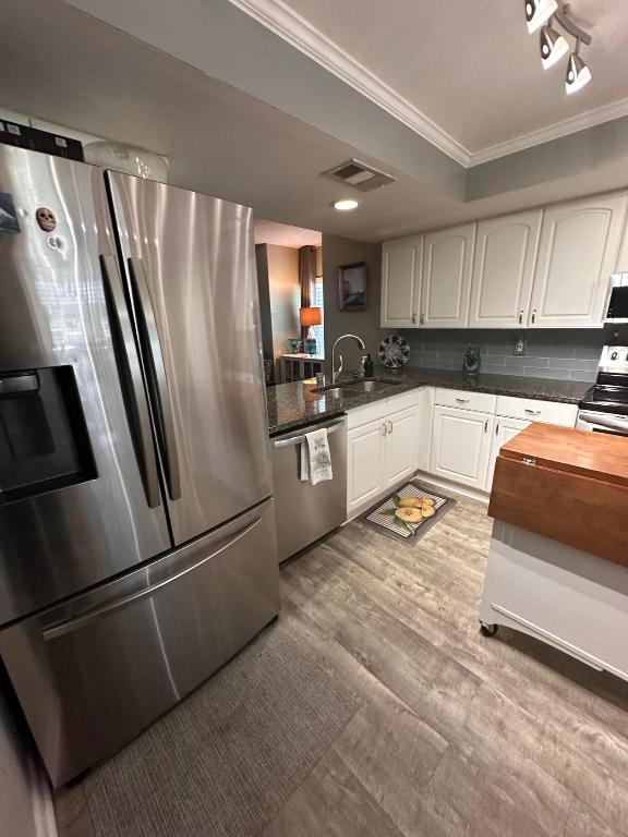 PARK SQUARE CONDO (AKA COUNTRY MEADOWS CONDO) - Residential