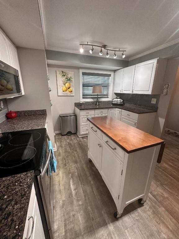 PARK SQUARE CONDO (AKA COUNTRY MEADOWS CONDO) - Residential