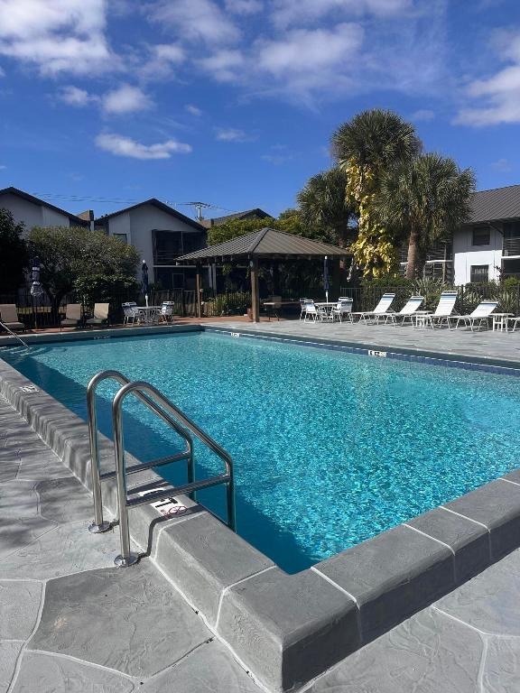 PARK SQUARE CONDO (AKA COUNTRY MEADOWS CONDO) - Residential