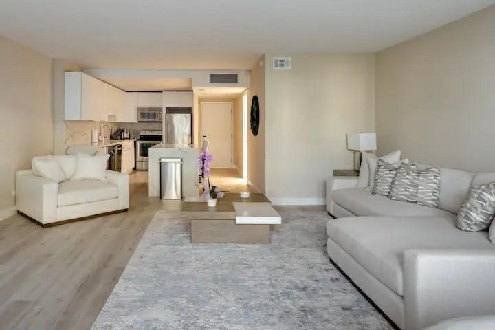 2301 Collins Ave 327