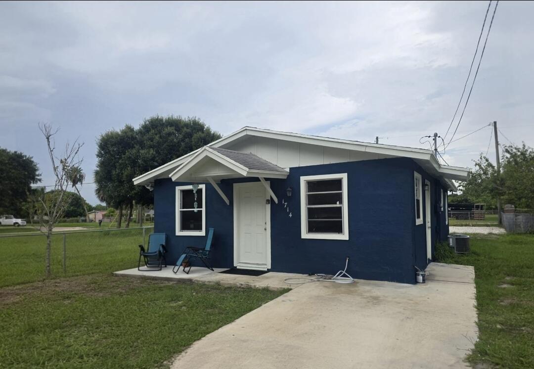 Very nicely decorated and clean. 3 bedroom home with washer and dryer,fully fenced yard. Wifi included.Walking distance to excellent schools. 5 min to shopping beaches and downtown. Small pet welcomed.