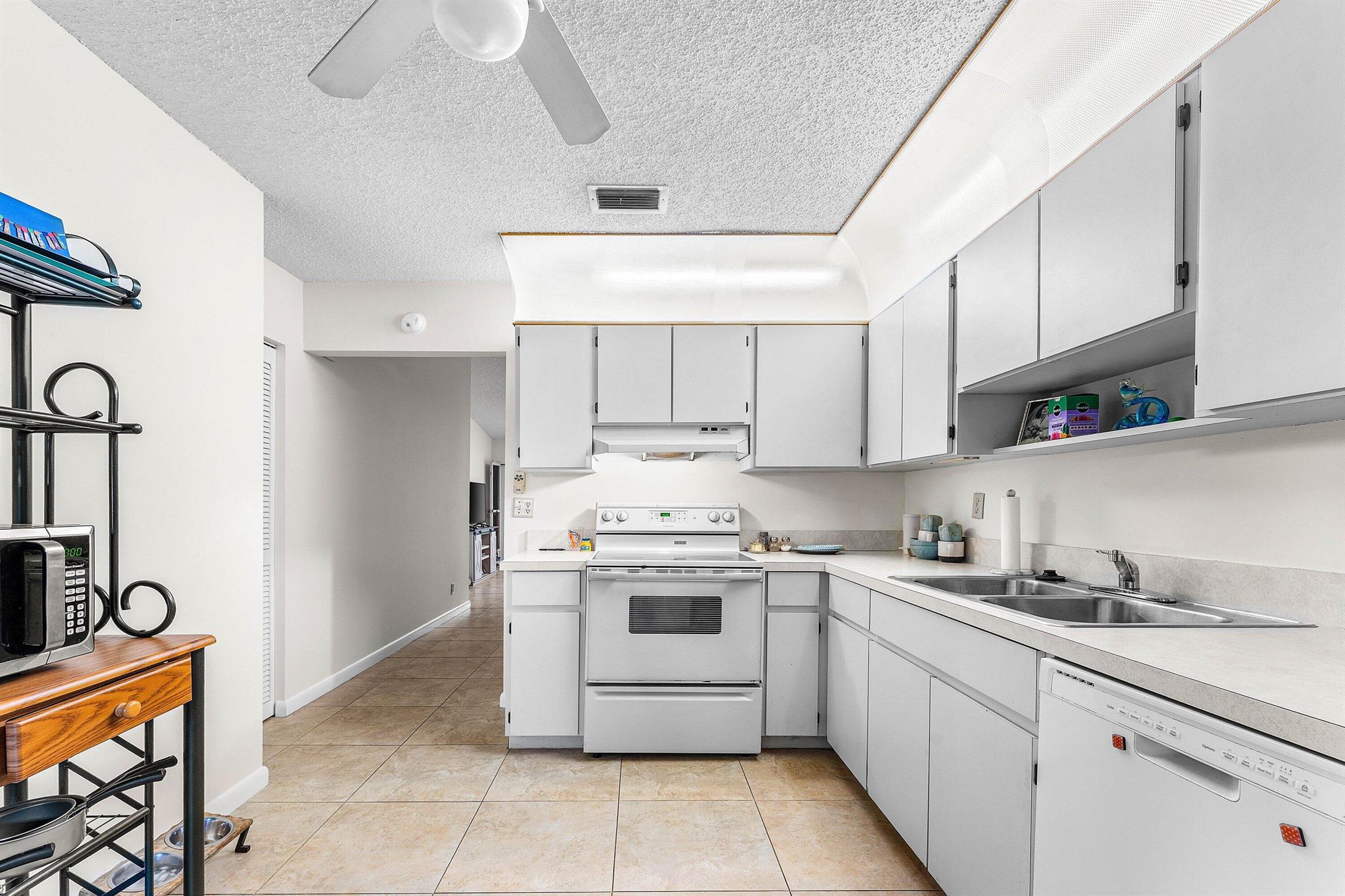 VILLAS OF HOBE SOUND COND - Residential