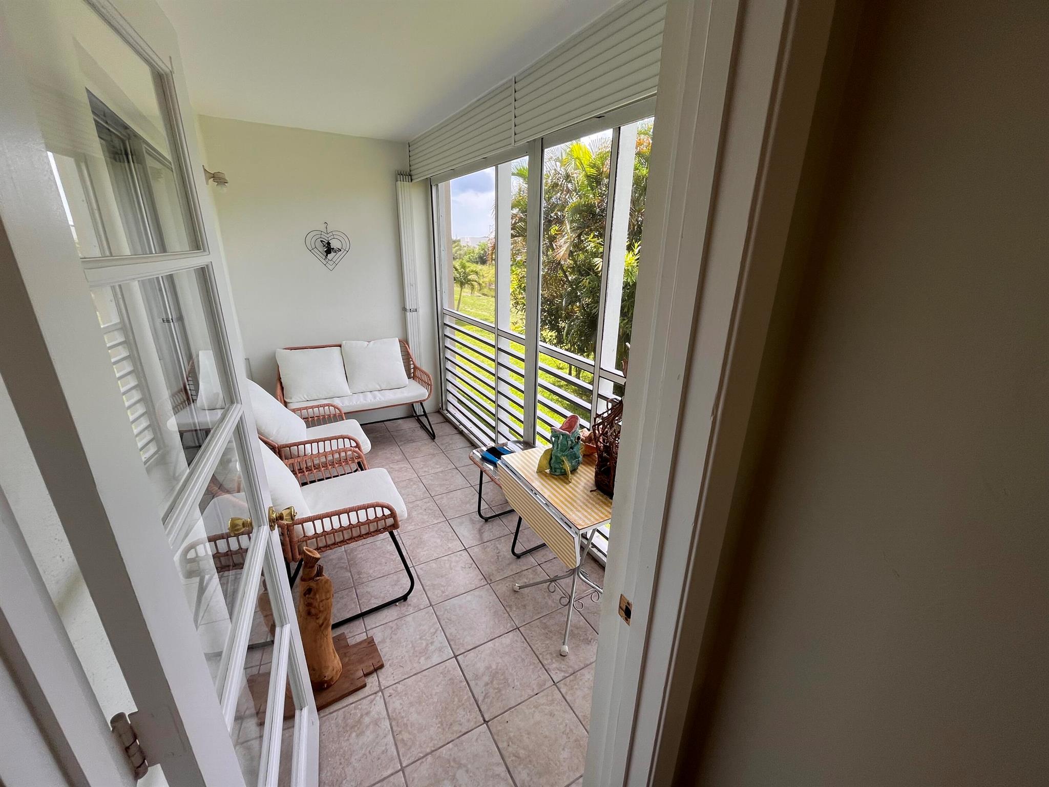 2812 S Garden Drive 206, Lake Worth, FL, 33461/$67,500 4 2812 S Garden Drive 206