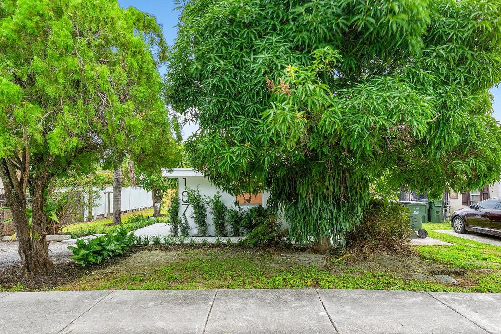 Photo of 107 SW 4th Avenue, Delray Beach, FL 33444 (MLS # R11122961)