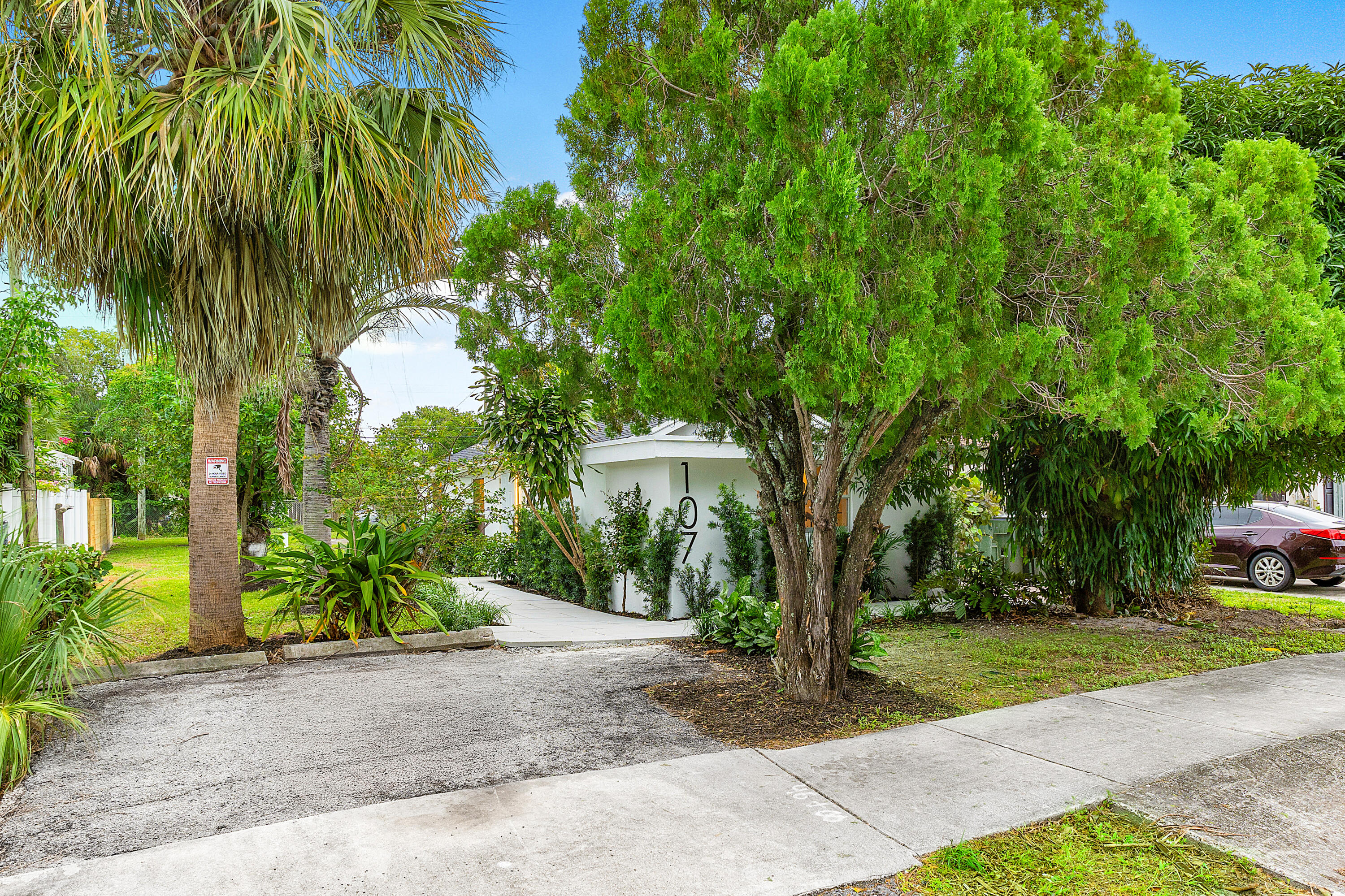 Fully rennovated home in East Delray Beach for rent. 1 block off Atlantic Avenue! New appliances, new flooring, new bathroom. Full impact windows. Dont miss the chance to be walking distance from the best that Delray has to offer!!