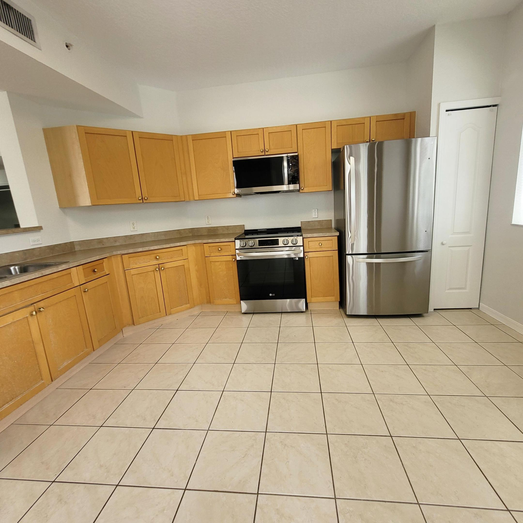 RESIDENCES AT LEGACY PLACE CONDO - Residential Lease