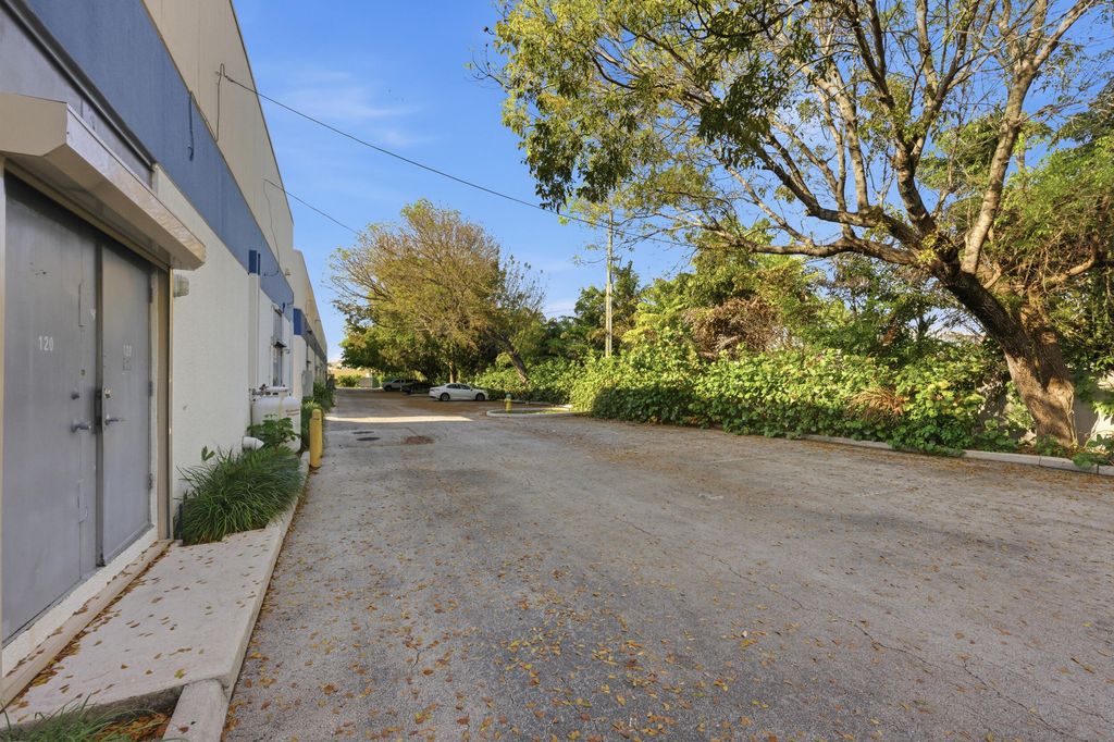 Photo of 132134 N Federal Highway, Deerfield Beach, FL 33441 (MLS # B26022558)