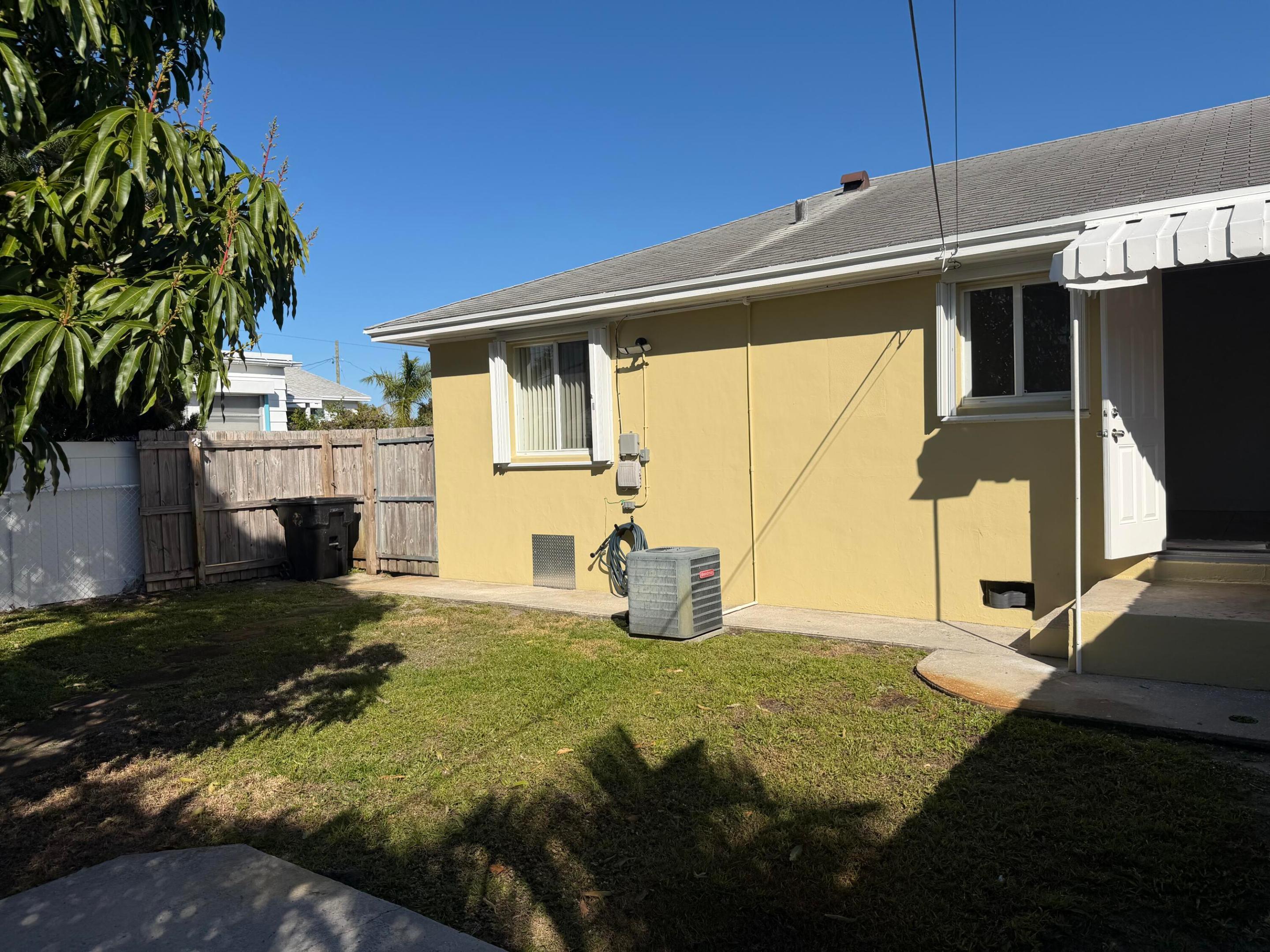 LAKE WORTH TOWN OF - Residential Lease