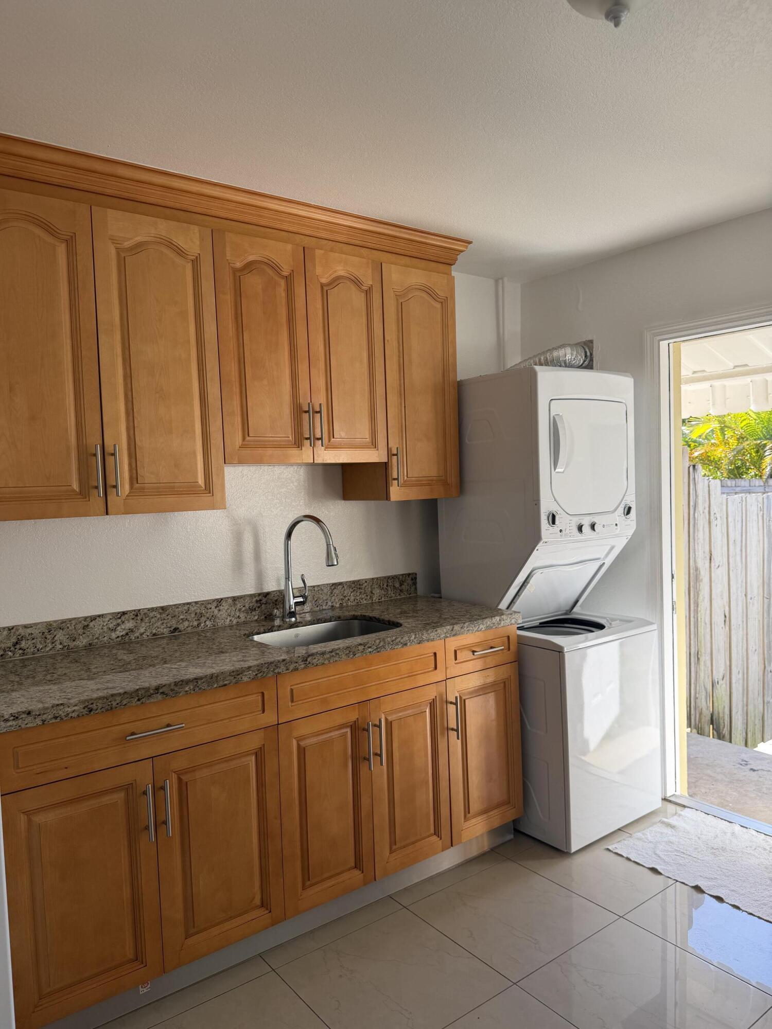 LAKE WORTH TOWN OF - Residential Lease