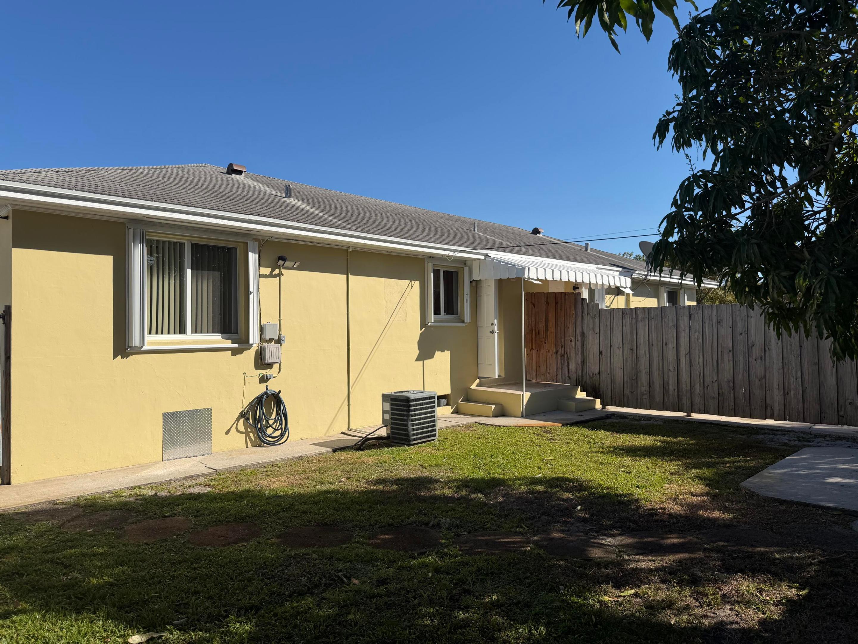 LAKE WORTH TOWN OF - Residential Lease