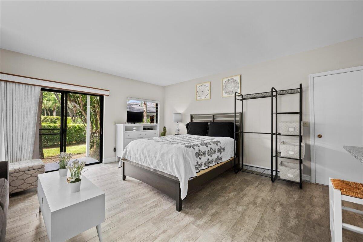 Studio Living at it's Best! The perfect spot for season that includes everything you need within prestigious Palm Beach Polo. Steps away from the community pool and use of the Club's tennis/pickleball, dog park, fitness center, 2 community restaurants as well as over 300 acres of nature trails. Just minutes from WEF, Global Dressage, National Polo Center and all shops and restaurants. It is only 20 minutes from downtown WPB and 30 minutes to Palm Beach.
