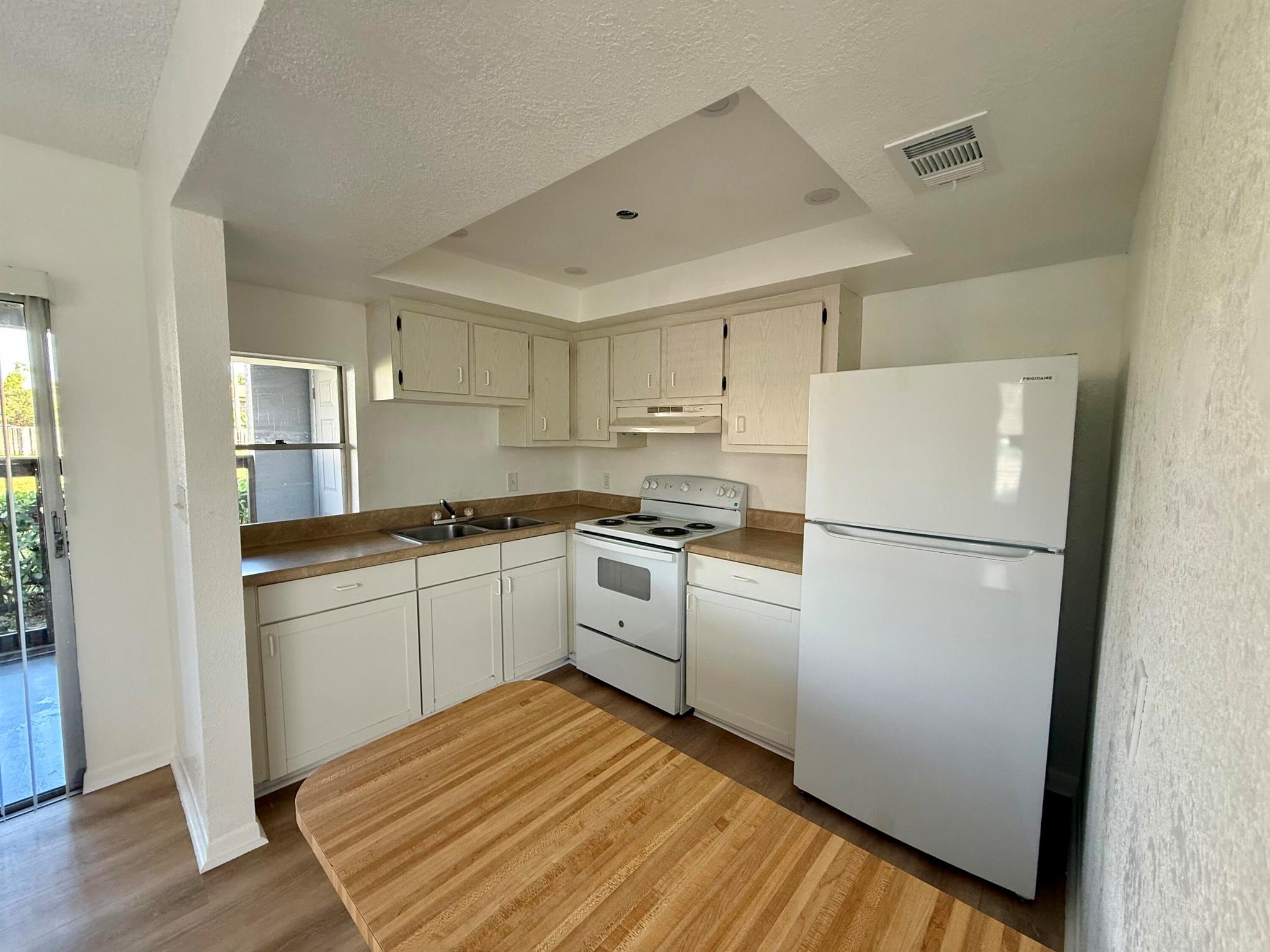MODEL LAND CO - Residential Lease