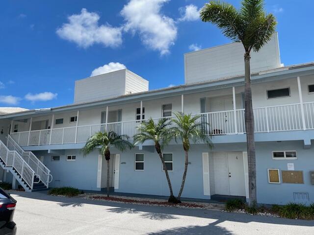 CHARMING 1/1 WITH STUNNING WATER VIEWS! NEWER KITCHEN AND BATH. CONVENIENT GROUND LEVEL ACCESS WITH BACKYARD OVERLOOKING THE WATERWAY. DOCKS AVAILABLE TO RENT. MINUTES FROM THE BEACH. GREAT LOCATION! 1 ASSIGNED PARKING SPACE