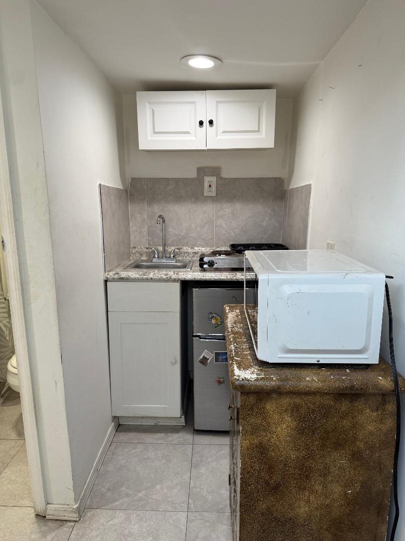 SMALL COTTAGE IN HOLLYWOOD AREA. CLOSE TO PUBLIC TRANSPORTATION AND SHOPPING. RENT INCLUDE WATER. AVAILABE NOW. CAN BE RENTED WEEKLY FOR 250 @ WEEK