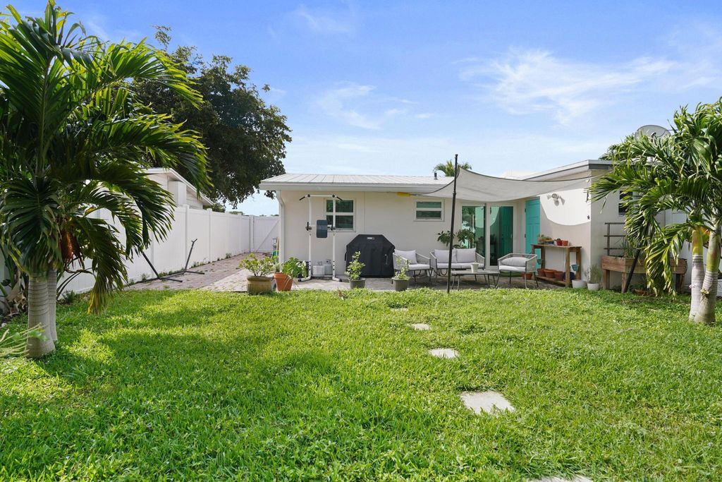 Photo of 9 Robalo Court, North Palm Beach, FL 33408 (MLS # B26010806)