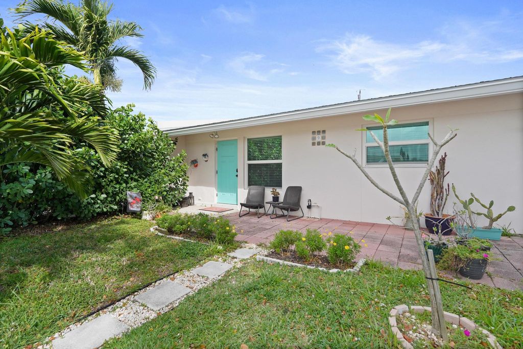 Photo of 9 Robalo Court, North Palm Beach, FL 33408 (MLS # B26010806)