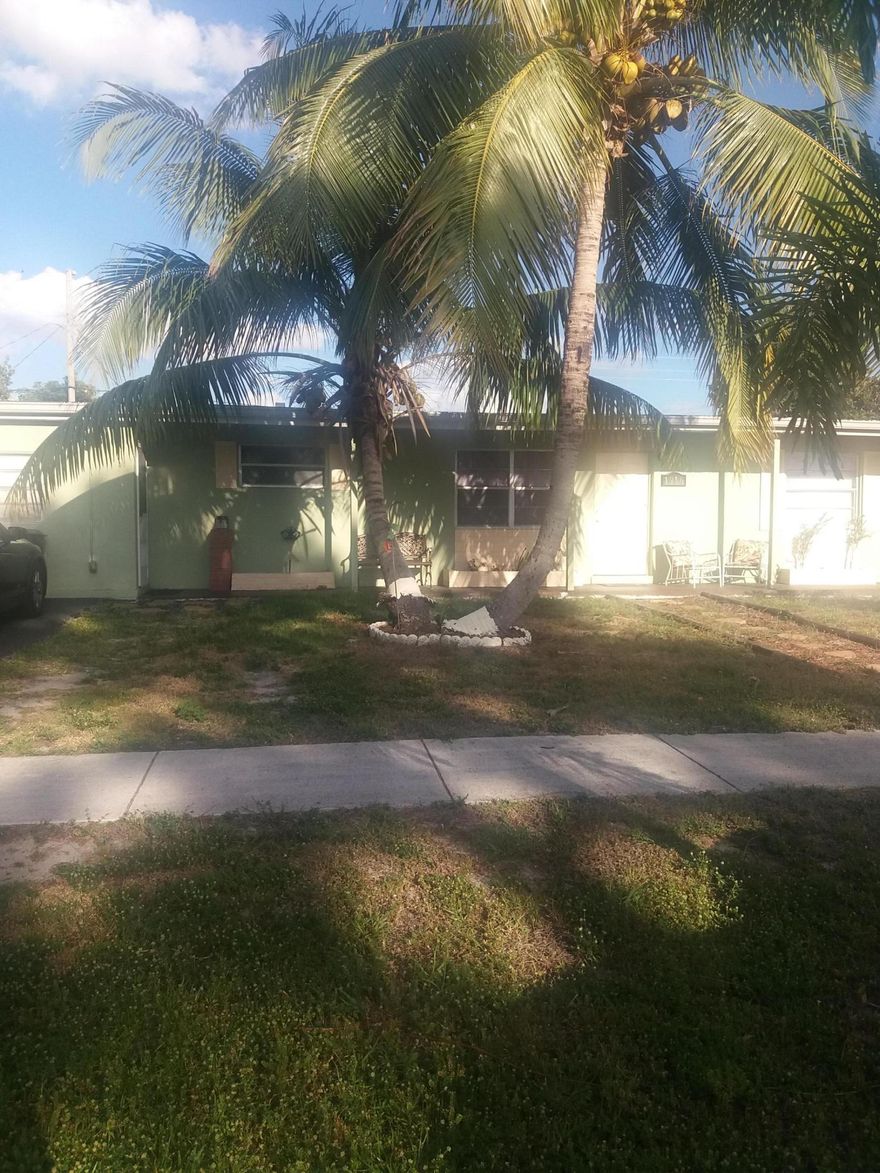 WELL MAINTAIN HOME WITH A POOL.... PRICE FOR A QUICK SALE, SPLIT PLAN, FULLY FENCED YARD, MASTER HAS A HUGE WALK-IN CLOSET. GRANITE COUNTER TOPS, GAS STOVE AND WATER HEATER. BIG LAUNDRY ROOM. BONUS ROOM BEEN USE NOW AS A FLORIDA ROOM WITH PRIVATE ENTRANCE. ''A MUST SEE''