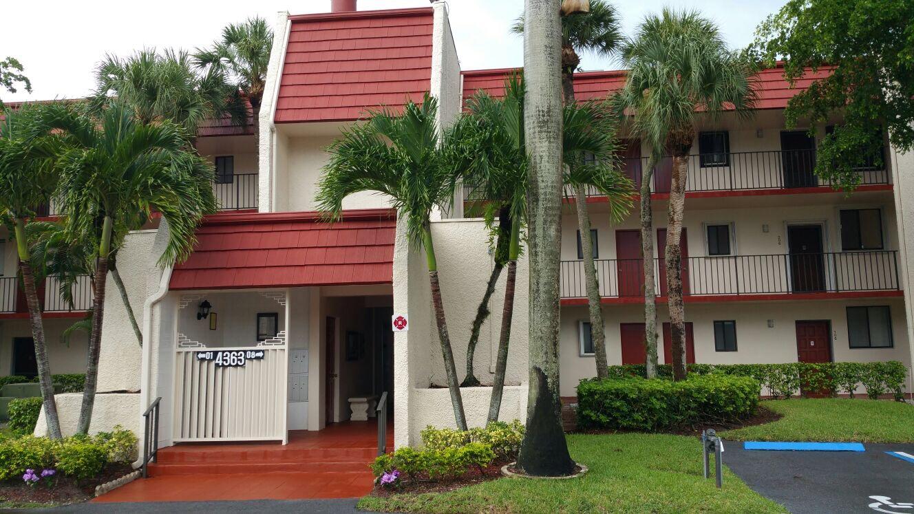 Nice and afordable condominum for rent One Bedroom 1 Full and a half bathroom, by Jog Road and the Turnpike close to shops, Restaurants, and Higways.