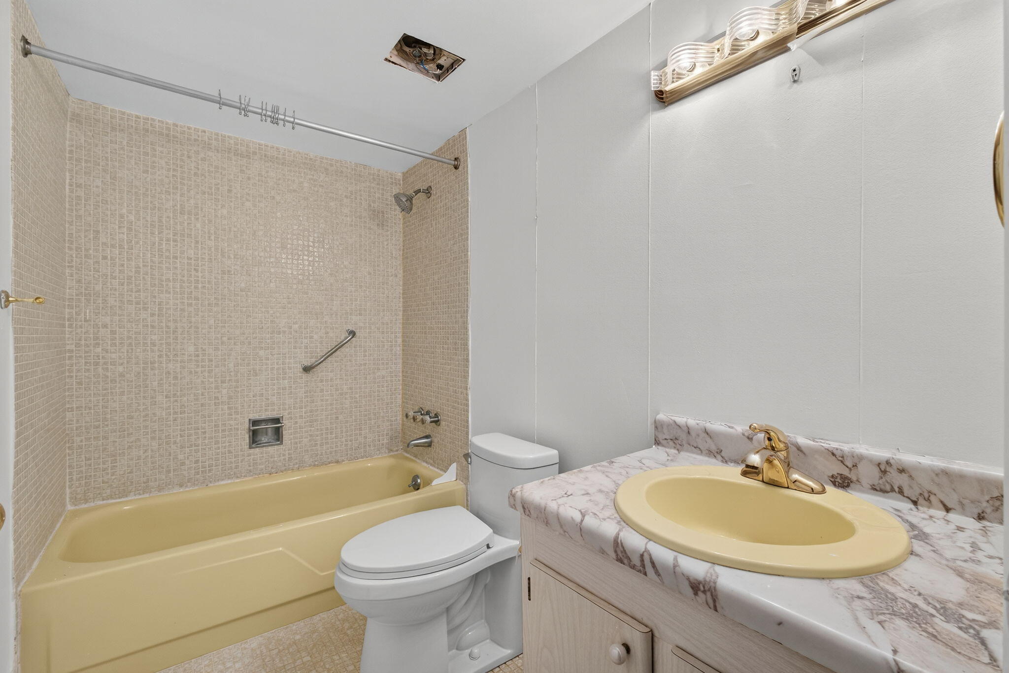 CENTURY VILLAGE GOLFS EDGE CONDOS A THRU G - Residential