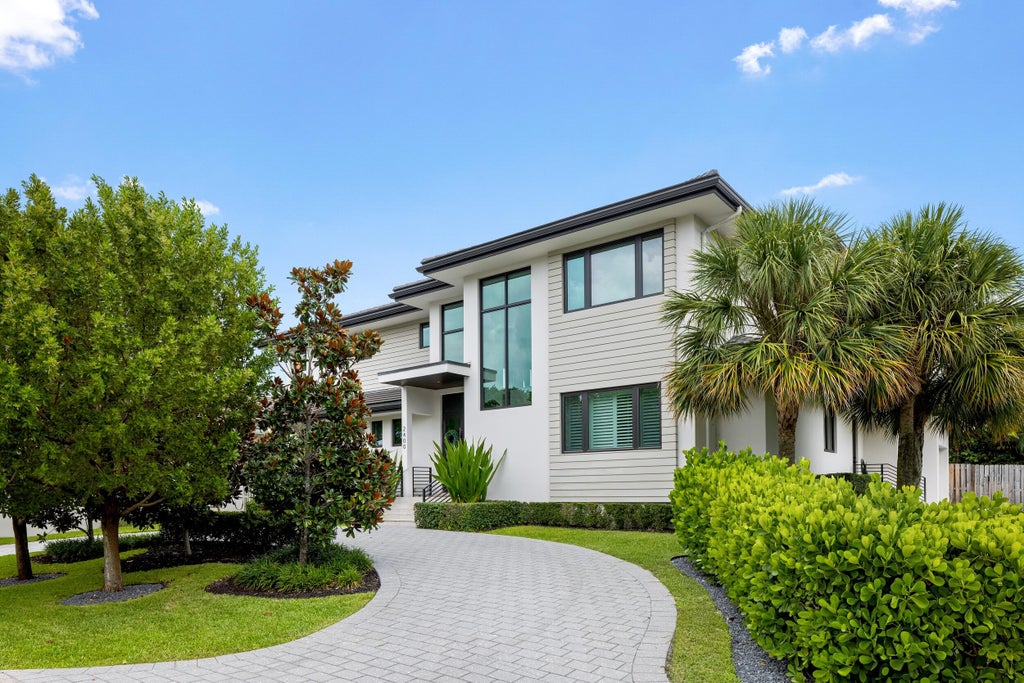 Photo of 2400 NE 27th Avenue, Fort Lauderdale, FL 33305 (MLS # B26071494)