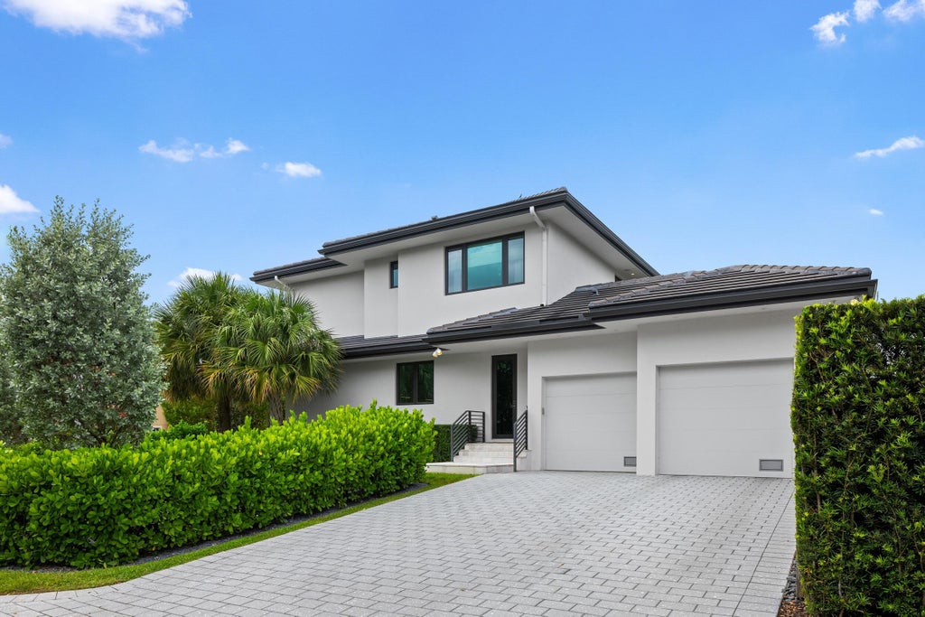 Photo of 2400 NE 27th Avenue, Fort Lauderdale, FL 33305 (MLS # B26071494)