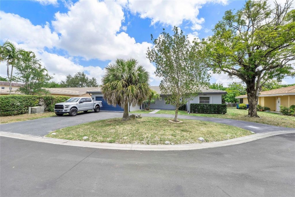 Photo of 3843 NW 81st Terrace, Coral Springs, FL 33065 (MLS # F10500139)