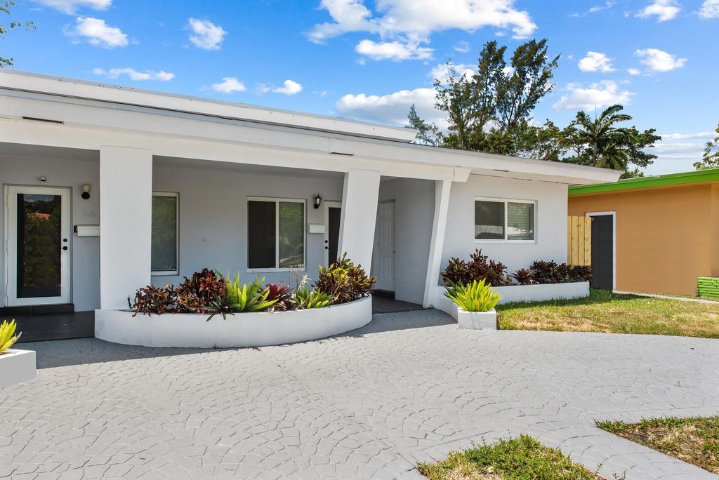 Photo of 2018 NE 19th Street #2018, Fort Lauderdale, FL 33305 (MLS # F10524070)