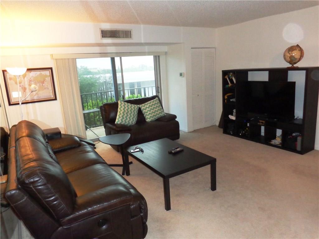 RUNAWAY BAY - Residential Lease