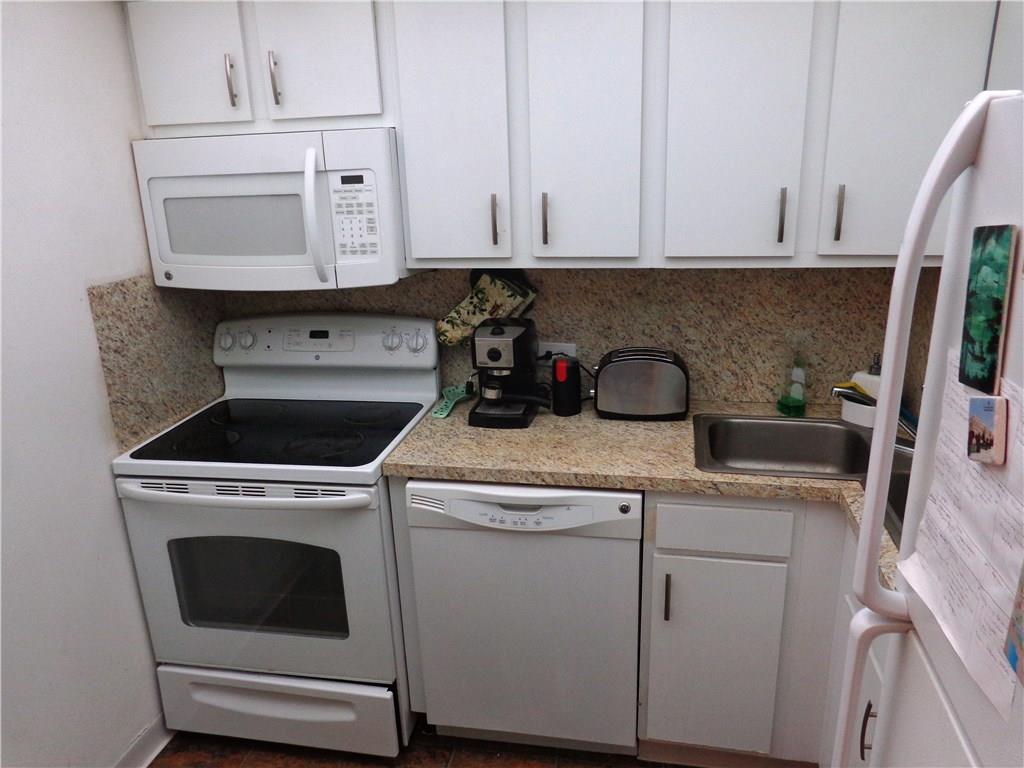 RUNAWAY BAY - Residential Lease