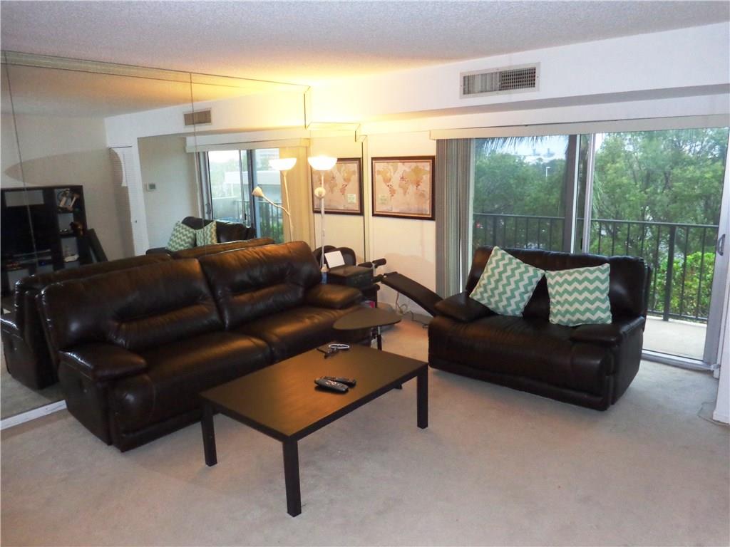 RUNAWAY BAY - Residential Lease