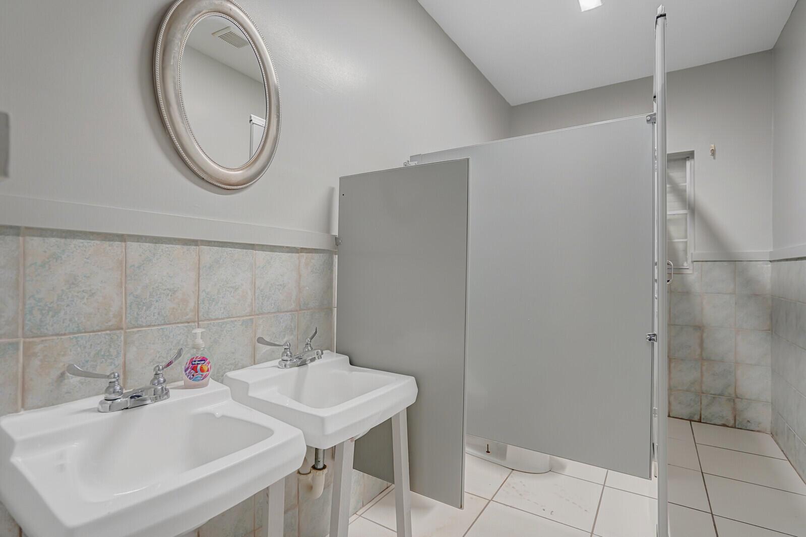 SOUTHRIDGE - Commercial Sale