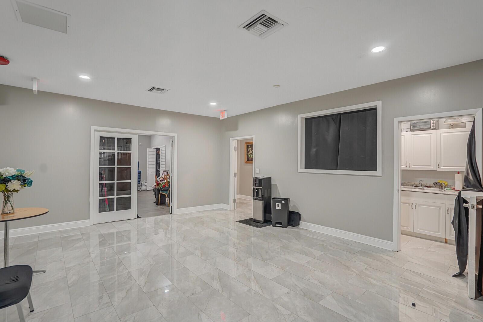 SOUTHRIDGE - Commercial Sale