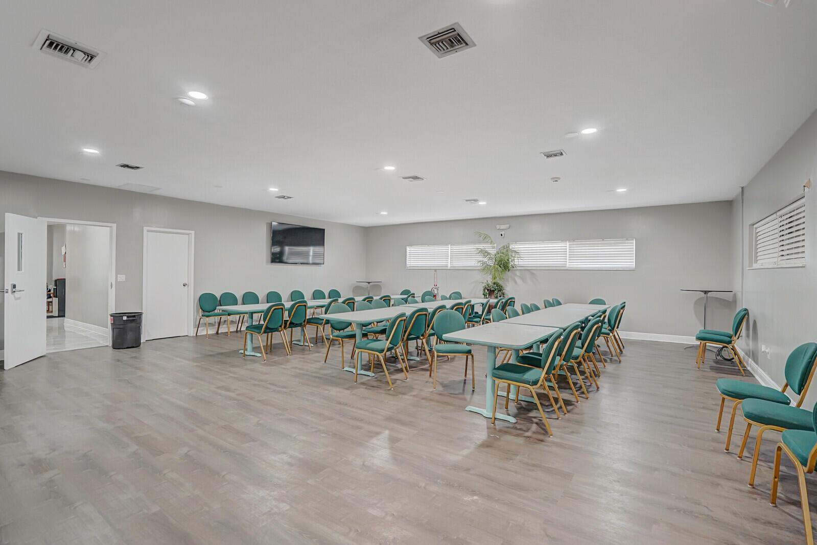 SOUTHRIDGE - Commercial Sale