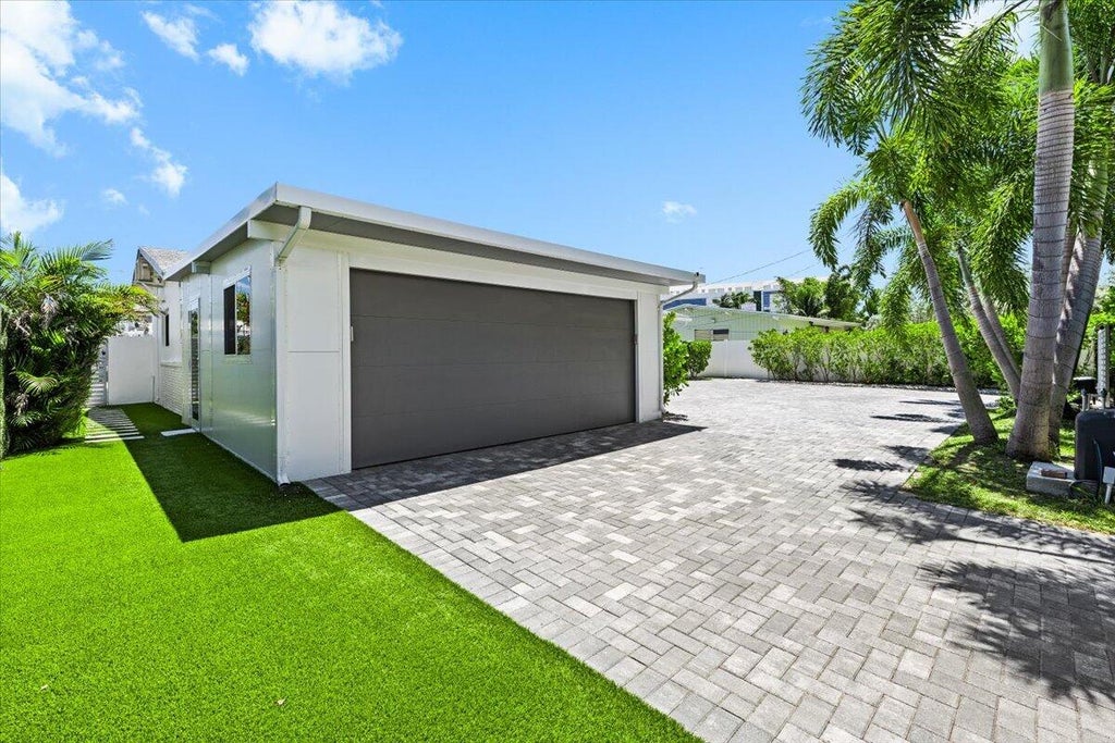 Photo of 1322 CORDOVA Road, Fort Lauderdale, FL 33316 (MLS # B26069487)