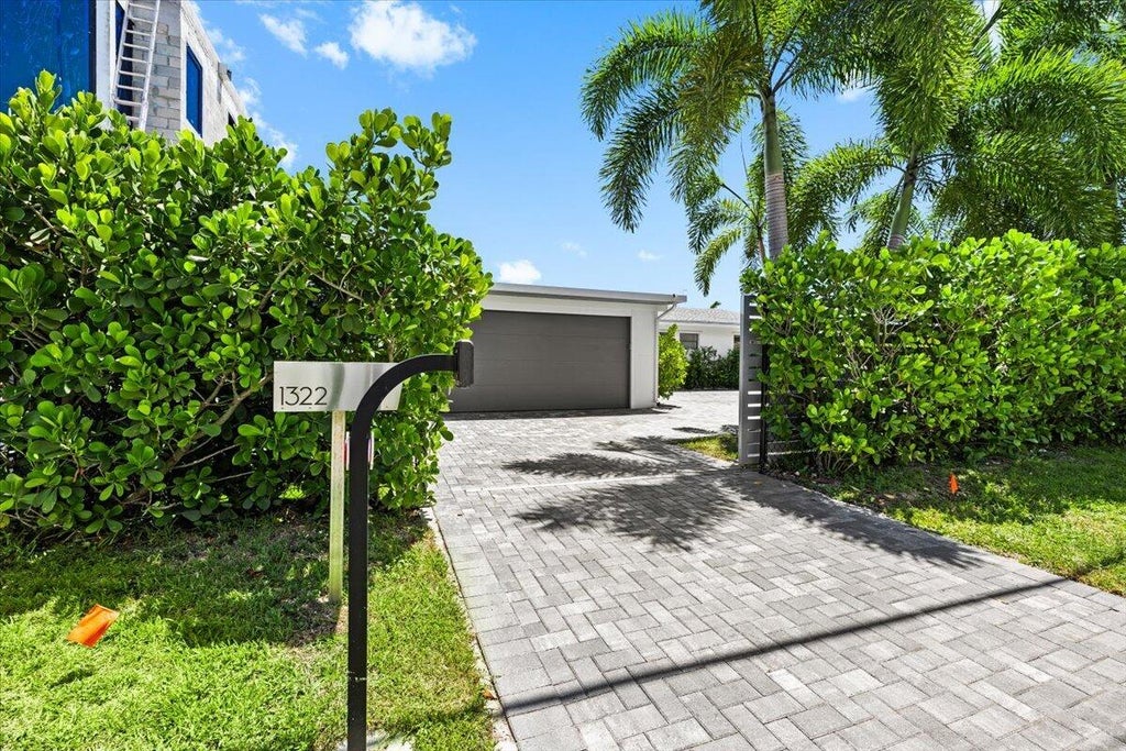 Photo of 1322 CORDOVA Road, Fort Lauderdale, FL 33316 (MLS # B26069487)