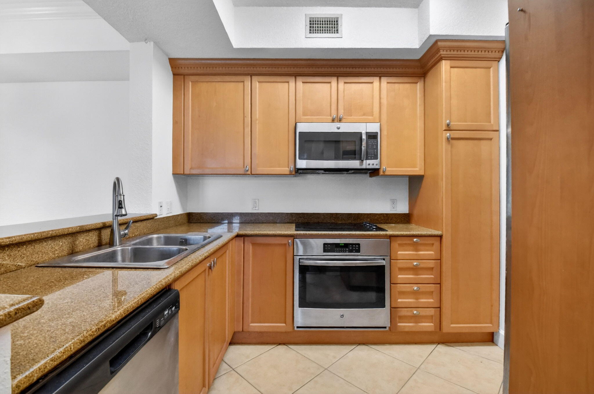 VIZCAYA LAKES CONDO - Residential
