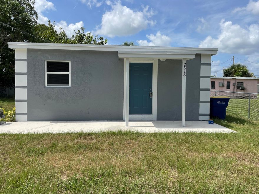 Come see this beautifully remodeled home in Fort Pierce. NEWER FLOORS, KITCHEN, BATHROOM. Close to Downtown Fort Pierce and shopping.
